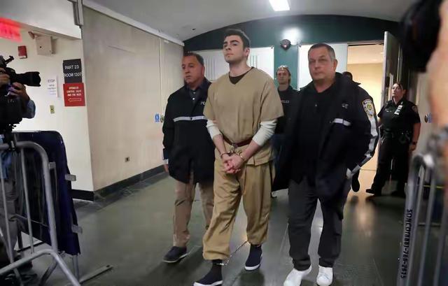 路易吉穿囚服出现在庭审中，在狱中壮实了，他的命被女律师保住了