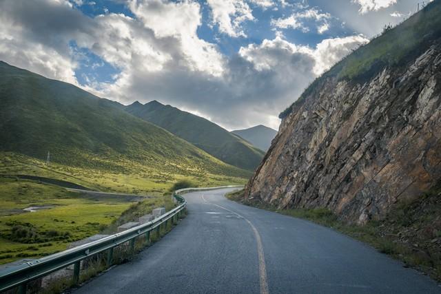 一条公路，800公里无人区：开过去的人，为啥都不想上班了？