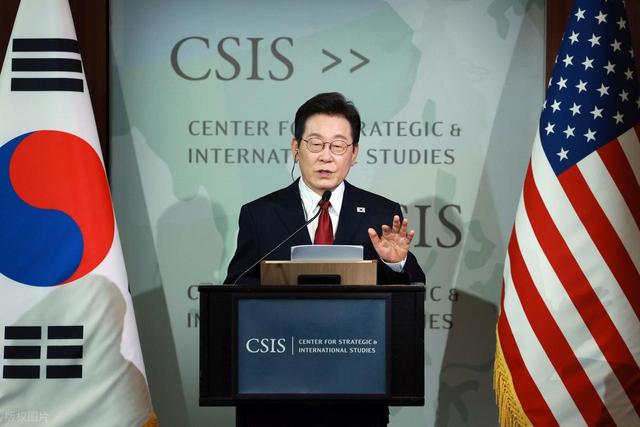 李在明没让中方失望！赶在飞机降落美国前，对特朗普泼了一盆冷水
