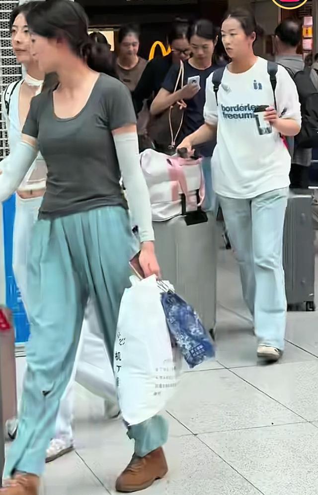 车站遇见参加完九三阅兵的女民兵，脱下迷彩服换上便装，个高时尚