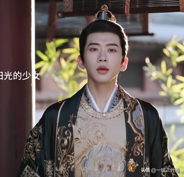 脸颊干瘪，眼神阴森，演技呆，没陈伟霆像霸总，赵露思也带不动他