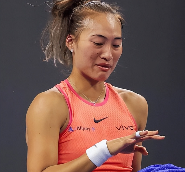 连续退赛80天，郑钦文再破天花板	，让李娜和整个网坛“沉默”了