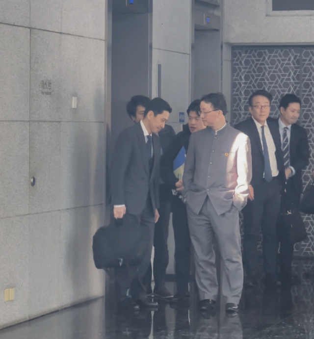 高市还没赔罪	，中国双航母出海，中日或地动山摇，我高层双手插兜