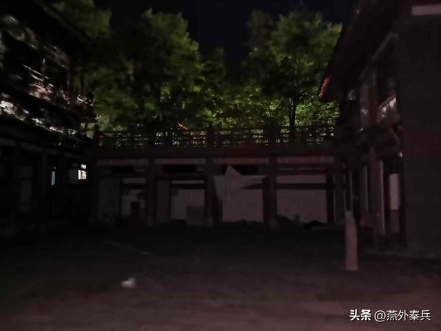 华清宫外的夜色，是文旅的尴尬，居民的闲娱，游客的懵逼