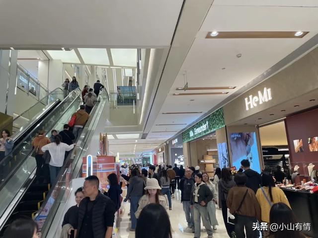 重庆的大坪龙湖时代天街，应该是全国的顶流商圈了