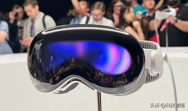 苹果玩真的？头带藏着大秘密，Vision Pro要从“玩具”变“工具”