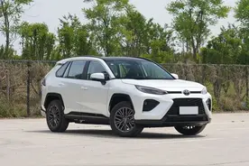 丰田终于“妥协了”，从17.38万跌至11万，配2.5引擎吃92油，入门8雷达6喇叭图片