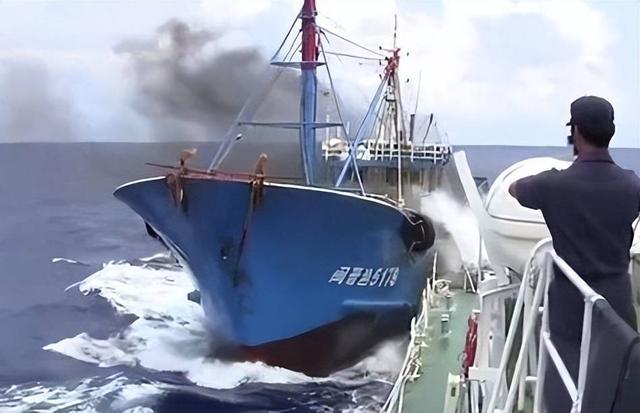 中日架炮海上对峙3小时！日船只夜袭钓鱼岛，中方再次通告联合国