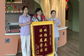 事发大连数码路附近，一位老人...多亏她们俩！图片