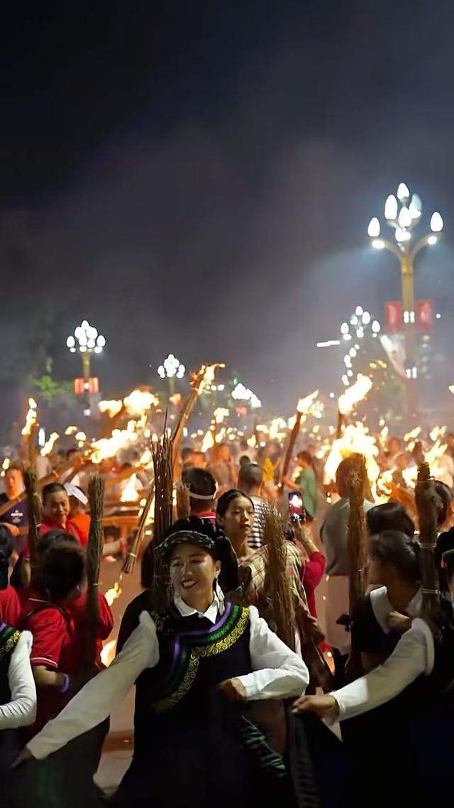 火把节人潮挤爆凉山！免费雨衣难抵怨气，文化盛宴变煎熬？