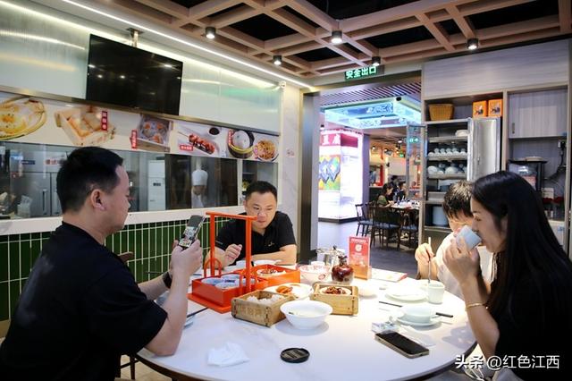 坡子街的夜色里，藏着长沙的烟火人间
