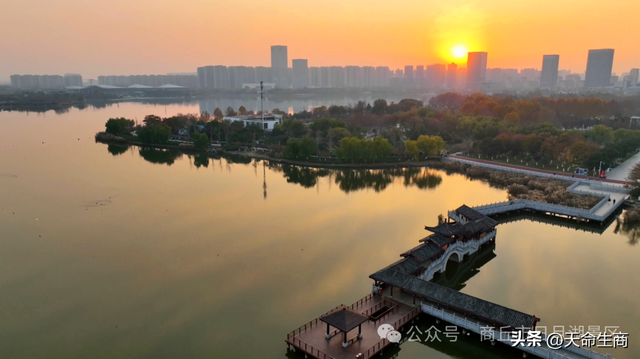 商丘日月湖景区：当橙红天幕吻过粼粼波光