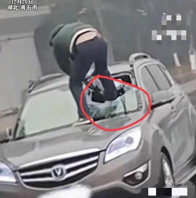 带女儿砸车玻璃后续！警方通报，砸车原因曝光不简单，男子被拘留