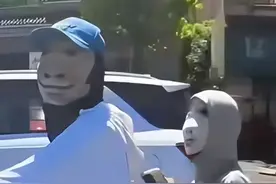 笑死了！女子骑车出门戴的面具过于鬼畜！被拦了下来网友：不嘻嘻图片