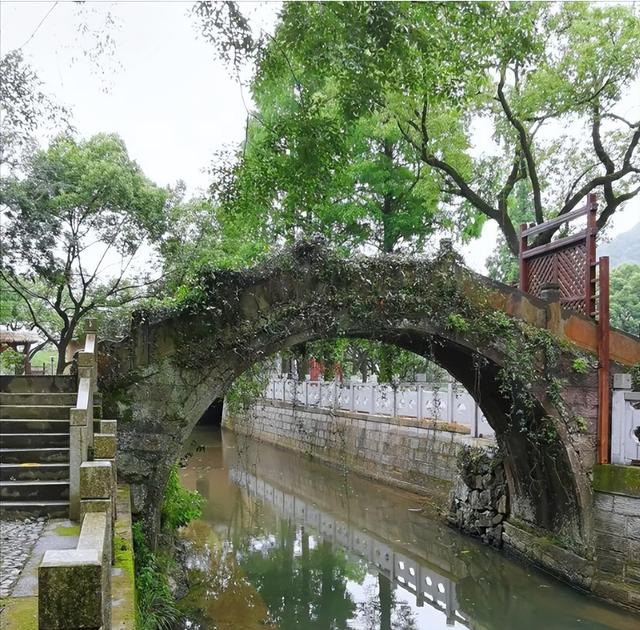 奉化商山桥，诗人林逋，梅妻鹤子；疏影横斜，暗香浮动
