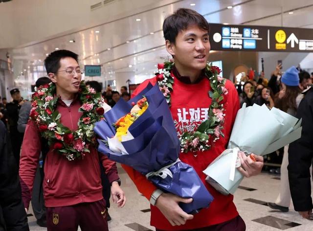 U23国足抵京，多位七旬球迷自制横幅接机，门将李昊：“没有虽败犹荣	，回去好好总结	”