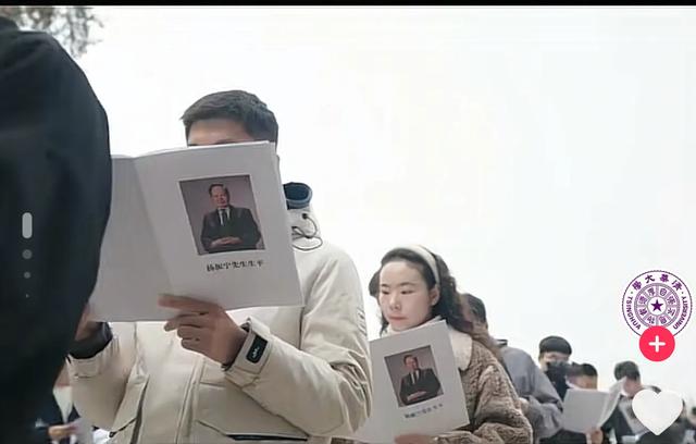 杨振宁遗体告别现场：身上覆盖国旗，翁帆哭成泪人，子女全部现身