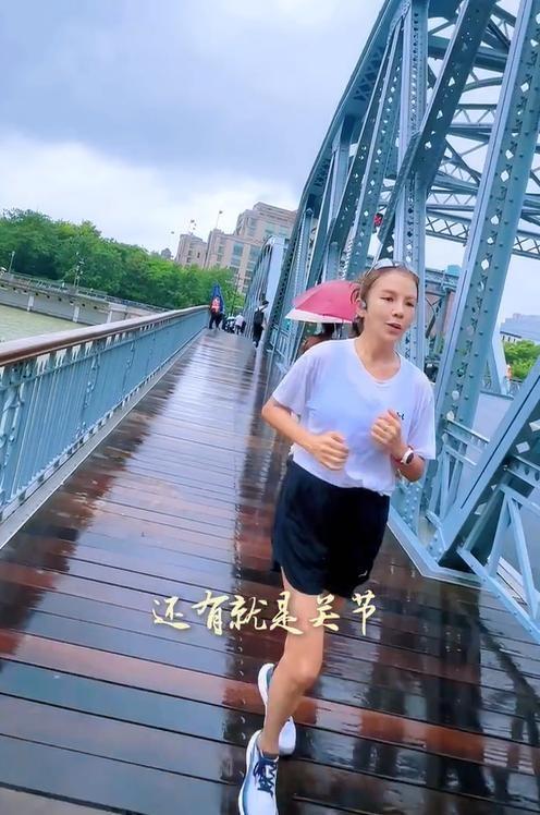 朱迅：谈跑步给自己的最大好处是52岁依然“敢素颜面对”