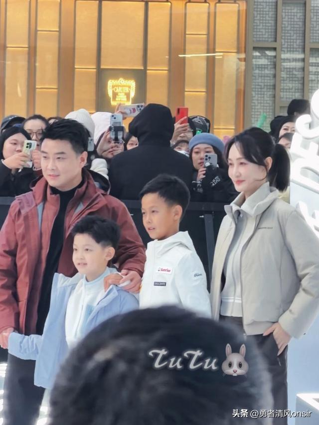 王皓妻子晒北京活动照, 两儿子一个像爸一个像妈, 王皓不上班好年轻