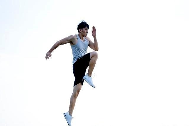 男人想练出好身板？3个基础运动每天练，越练越精神