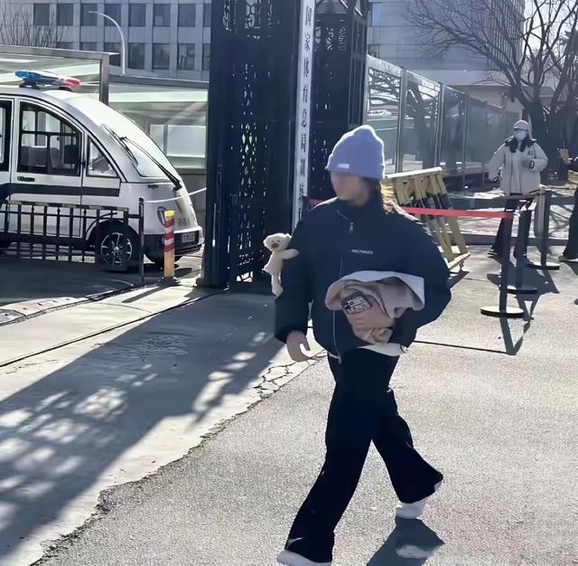 全红婵爸爸真风光，店门口立“冠军广场”标牌，成游客第一打卡区