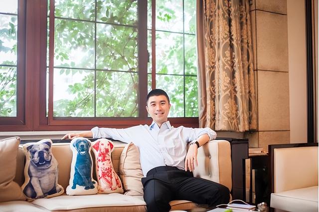 蛇鼠一窝！恒大二把手夏海钧的美国邻居，竟是另一个逃跑富豪