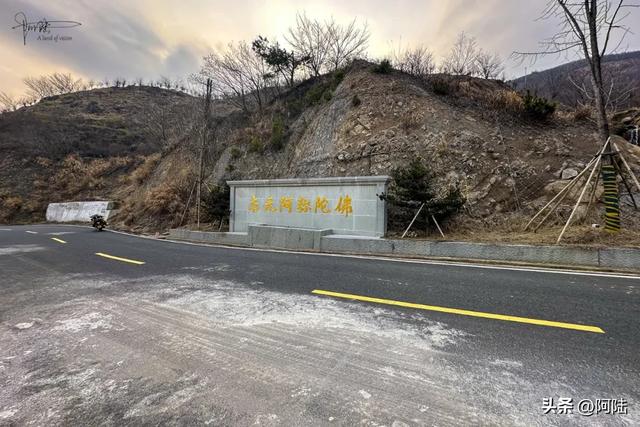 泉岗村的大岩头观音庙很有特色，旁边的山泉不时会发出龙吟之声