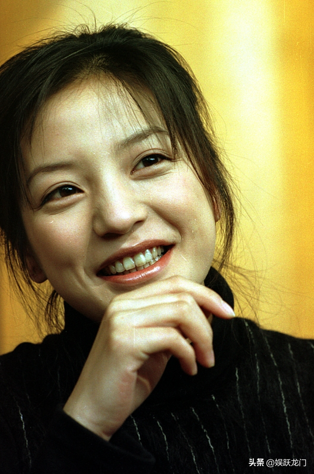 小燕子安好！赵薇封杀4年近况曝光，同名制片人病逝闹乌龙事件！