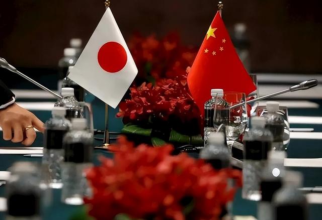 日本赌输了，经济首次萎缩，高市派人访华求和，该轮到中国出牌了