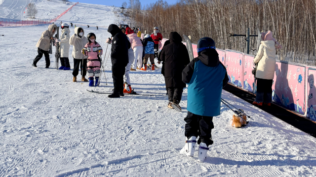 稚子“游山” 欢乐无限
