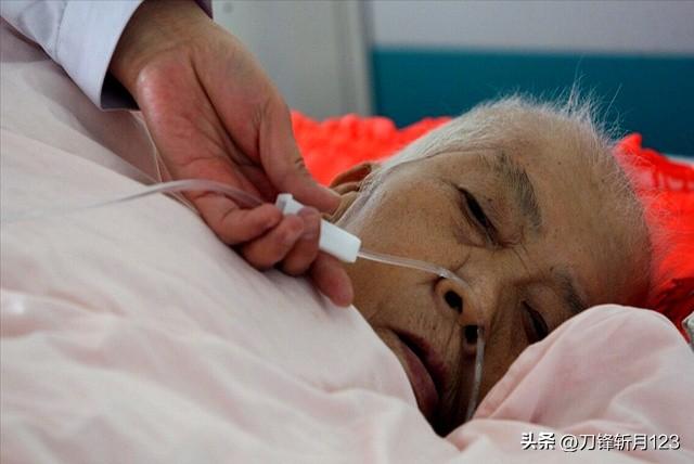 父亲进ICU40多天终于去世后，我才明白：好死不如赖活着，是错的
