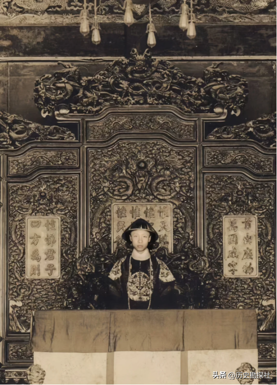 1924年溥仪被赶出紫禁城，在翊坤宫留影，寸头高筒皮靴，气质不凡