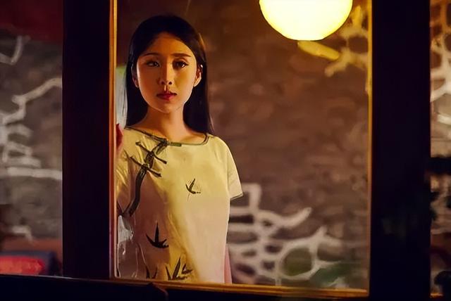 她靠星光大道一炮而红	，却因当小三前途尽毁，今39岁活成这样