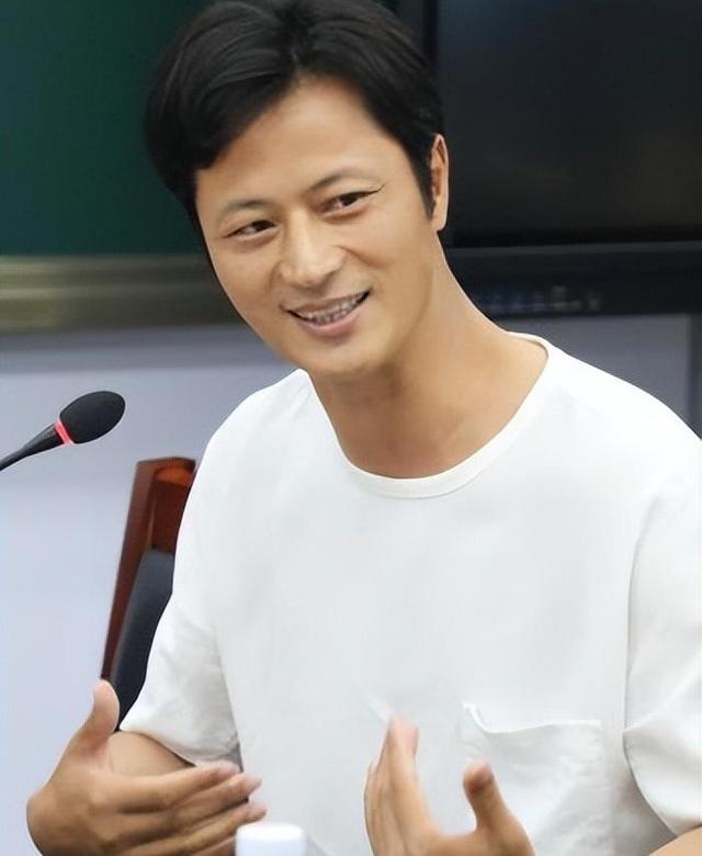 演了83部戏都没红，颜值不输靳东演技不输张译，如今47岁还在拍戏