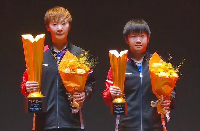 王曼昱夺冠后王励勤送花，孙颖莎第二，王励勤也不忘握手给予鼓励