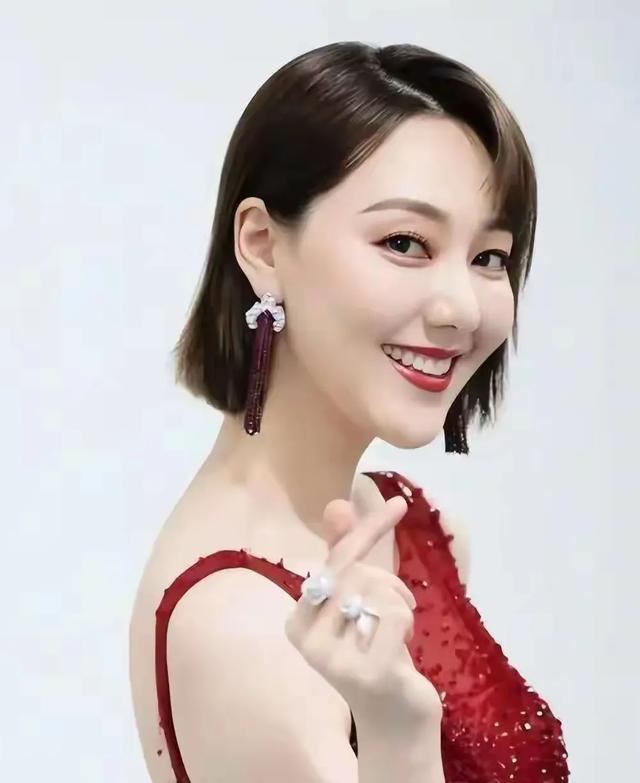 被央视“开除”， 私生活混乱，用陪睡上位，她身上哪个标签是真的