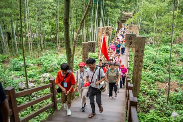 踏遍青山寻胜境!明月山、千古情迎福建千人旅行团!