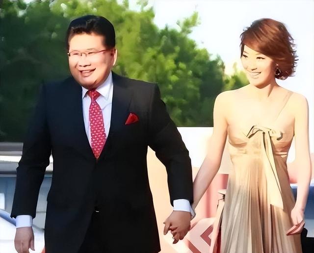 讨好大佬	，陪睡上位，遭央视“开除	”，她身上的标签哪个才是真的