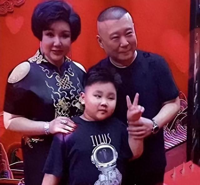 郭德纲一家现身上海，王惠穿绿裙胖到没脖子、10岁郭汾阳眼斜嘴歪