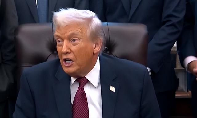 130亿航母压境，马杜罗不忍了，普京连夜送“快递”，敢动手就炸