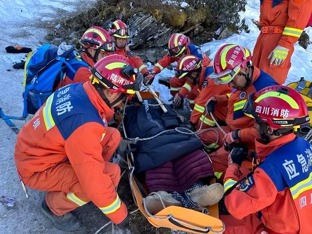 年轻妈妈携带2岁儿子爬雪山跨年受困，被发现时孩子已经失温