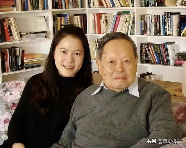 杨振宁去世后，翁帆再发文，49岁无子女的她，早已被安排好了退路