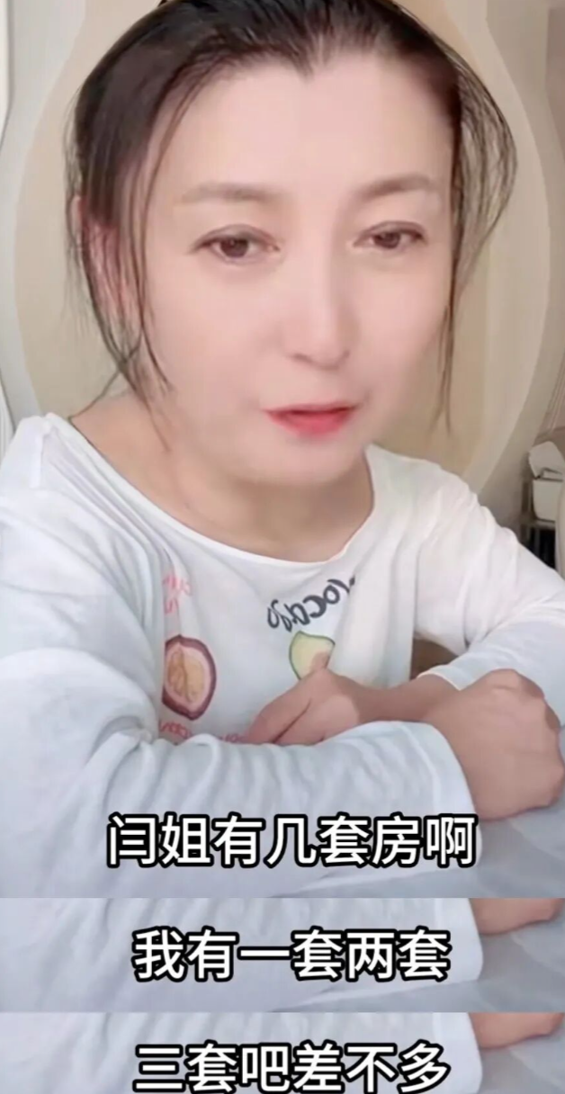 一顿饭11个菜，客厅大得能打球，哭穷的闫学晶害惨“啃老	”的儿子