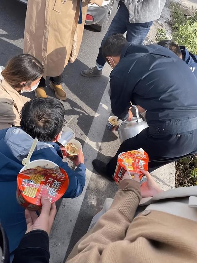 欺人太甚！私人订制旅游团与司机起争执，将129名游客甩到服务区
