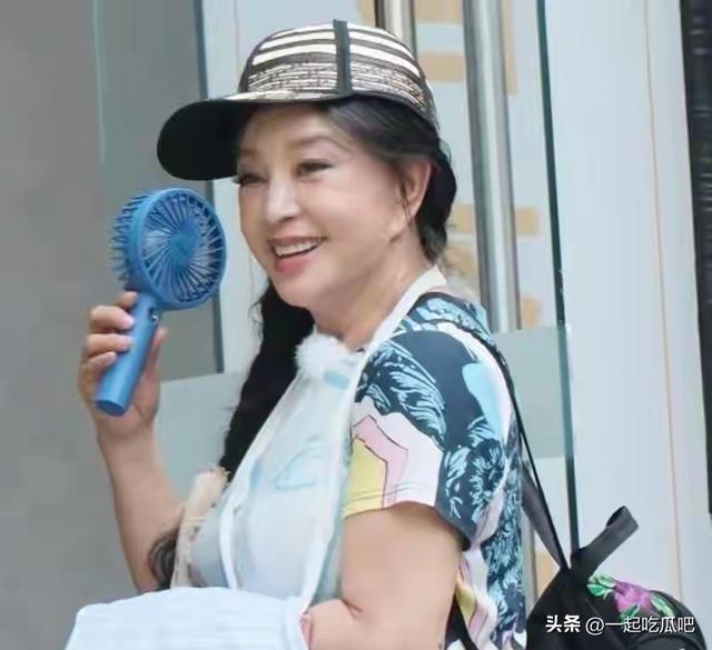 74岁刘晓庆与62岁叶童同框，被两人真实样子吓到，你不惊讶算我输