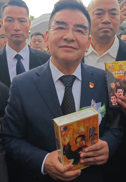 一场追悼会	，戳穿了梁小龙在香港的真实地位，原来成龙没说谎！