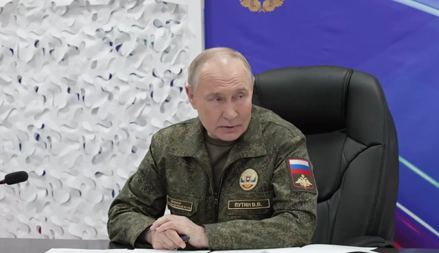 俄反对20点和平计划，普京穿军装现身指挥所，下令武力夺取领土