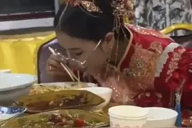 新郎拍下新娘在自己婚礼上搂席 被发现后害羞端盘子转身继续吃 新郎官:这就是我那体面的憨媳妇图片