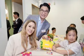 徐子淇和李家诚露面，生了四胎的她好善良，送150名儿童千元红包图片