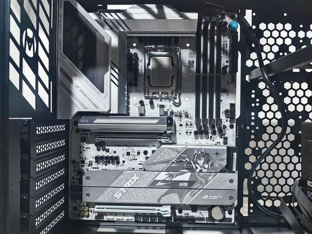 实用小机箱，便携还能装！机械大师C34Pro+Z890吹雪+9070XT装机